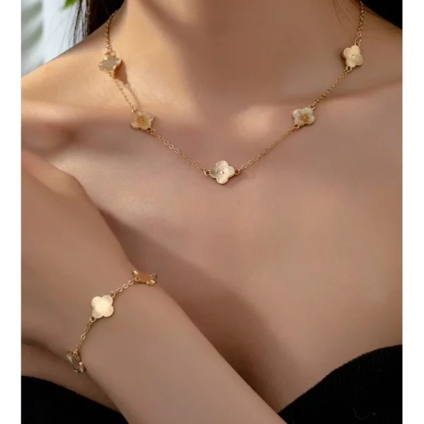 Bộ Vòng cổ và vòng tay có cỏ ba lá & 5 bông hoa - Hình ảnh 2